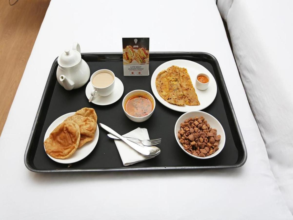 Oyo 61050 S S K Continental Hotel Juhi Bari ภายนอก รูปภาพ